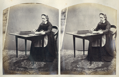 22450 Afbeelding van Hendrika Cornelia Maria Pannekoek (1818-1884) zittend aan een tafel, vermoedelijk bezig met de ...